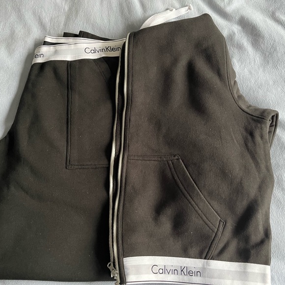 Calvin Klein Set - Picture 2 of 4